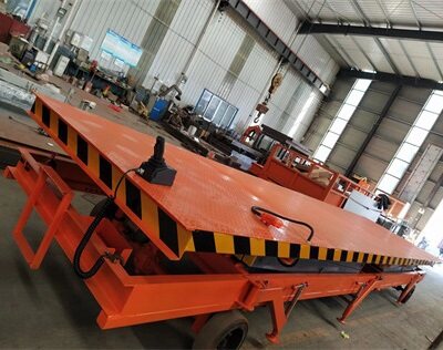 剪叉式裝卸(xiè)貨升降平台(tai) 42