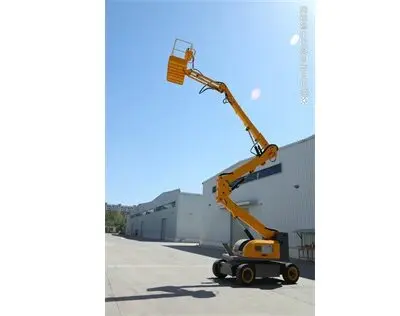 柴(chai)油屈臂(bì)式升降(jiàng)平台車(chē)